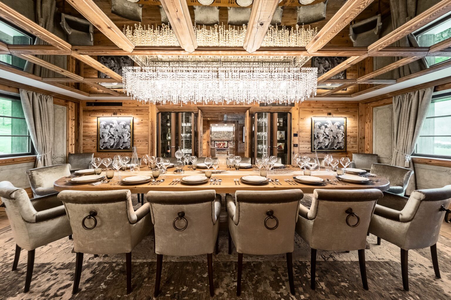 dining table in chalet La Fenice, Cervinia