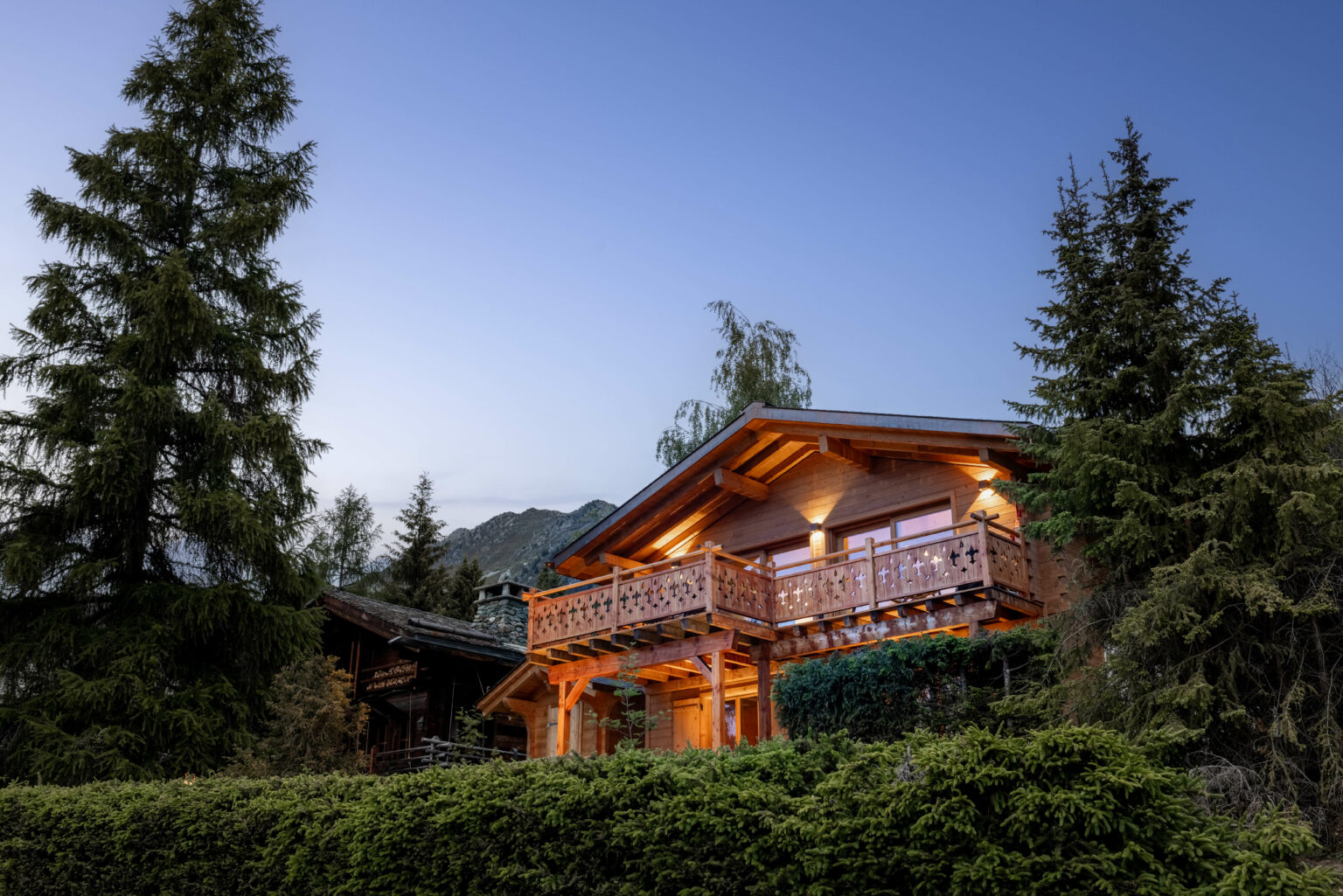 verbier-chalet-clos-dabeilles-exterior-night